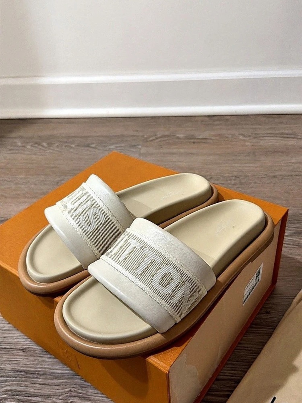 Louis Vuitton LV Bliss Comfort Mule Sandals Ecru Size 7, brand new